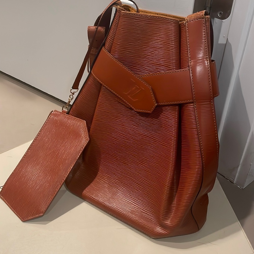 LOUIS VUITTON
Vintage Sac d'Epaule Handbag Epi Leather GM